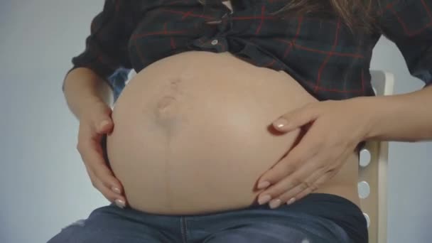 Gravid kvinna smeker magen. — Stockvideo