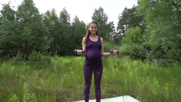 Belle femme enceinte faisant du sport dans le parc d'été . — Video