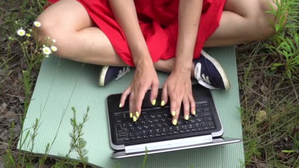 若いトレンディな女性タイピングのキーボード。女の子の外のラップトップを使用して. — ストック動画
