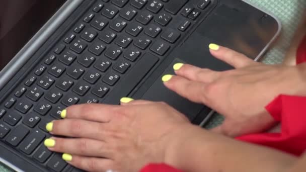 Joven mujer de moda tecleo teclado. Chica usando el ordenador portátil fuera . — Vídeo de stock