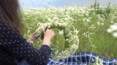 Papatya çelenk yapmak mutlu hamile kadın.