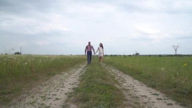 Hamile çift yürüyen bir arada tutan eller. Erkek ve kadın elele.