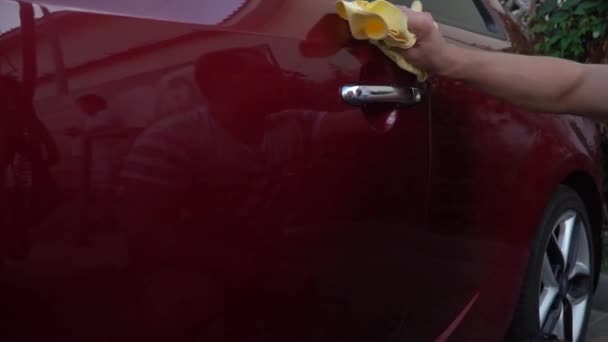 Jeune homme caucasien laver sa voiture sur le libre-service de lavage de voiture. Lavage de voiture . — Video