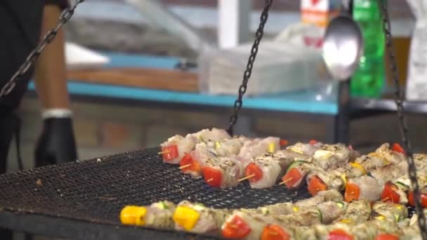 Het koken van vlees op een houtskool barbecue. Kippenvlees stukken worden gekookt. — Stockvideo