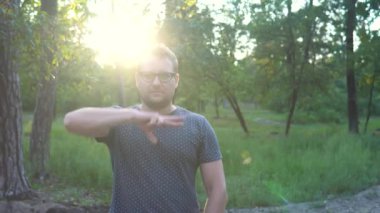 Mutlu kaygısız genç adam dışarıda dans.