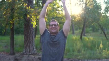 Mutlu kaygısız genç adam dışarıda dans.