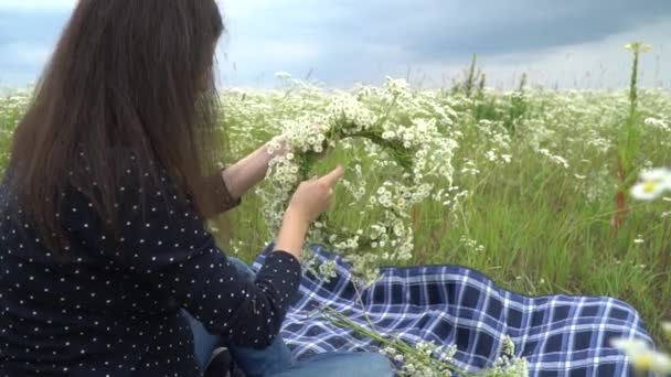 カモミールの花輪を作る幸せな妊娠中の女性. — ストック動画