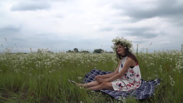 Gravid kvinna med bukett på kamomill blommor. — Stockvideo