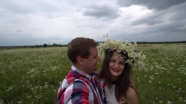 Casal feliz romântico no amor tirar fotos no telefone na natureza . — Vídeo de Stock