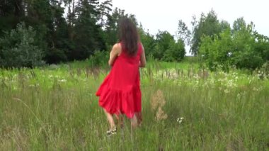 Güzel çift erkek ve hamile kadın kırmızı elbiseli uzun saçlı. Aile.