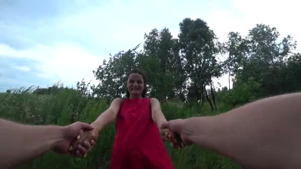 Man och kvinna virvlande innehav händer. Slow motion. — Stockvideo