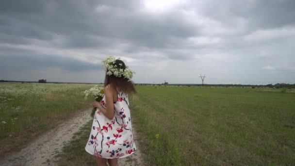 Gravid kvinna med bukett på kamomill blommor. — Stockvideo