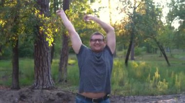 Mutlu kaygısız genç adam dışarıda dans.