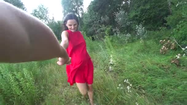 Homme Menant Fille Vers Aventure Suivez Moi Concept — Video