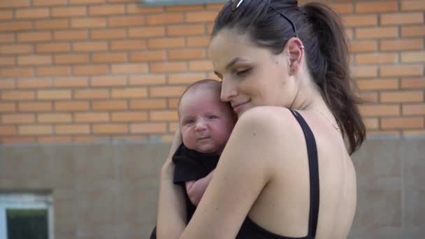 Mutter und ihr Neugeborenes. glückliche Mutter mit ihrem Baby. Mutterschaftskonzept. — Stockvideo