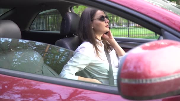 4K Mujer hablando por teléfono celular en coche averiado . — Vídeos de Stock