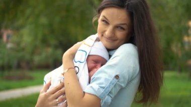 Anne ve onun yeni doğan bebek. Mutlu anne bebeği tutarak. Annelik kavramı.