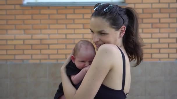 Madre y su bebé recién nacido. Madre feliz sosteniendo a su bebé. Concepto de maternidad . — Vídeo de stock