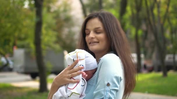 Mãe e seu bebê recém-nascido. Mãe feliz segurando seu bebê. Conceito de maternidade . — Vídeo de Stock