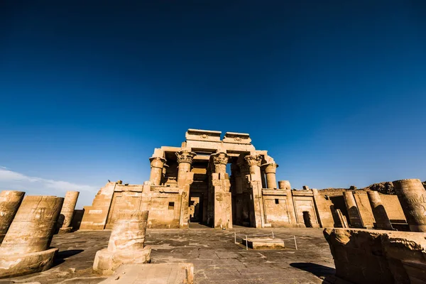 Mısır Nil Com Ombo Tapınağı. Nil Com Ombo Tapınağı. Horus ve Sobek tanrıları, Mısır.