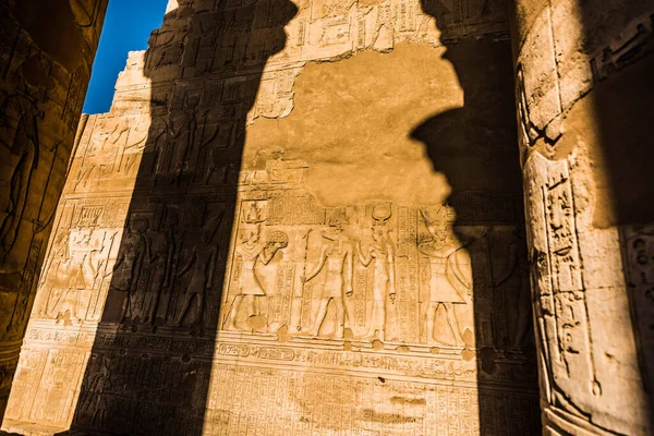 Mısır Nil Com Ombo Tapınağı. Nil Com Ombo Tapınağı. Horus ve Sobek tanrıları, Mısır Tanrıları.