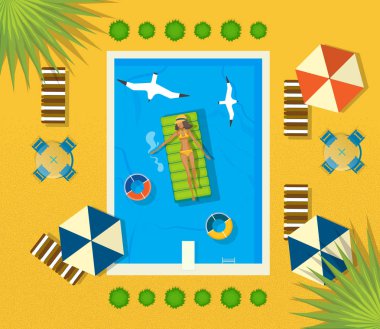 Yaz plaj ayarlayın. Kadın otel havuzunda dinleniyor.