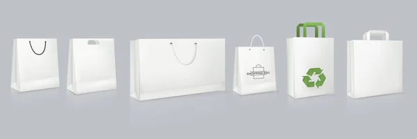 Conjunto de maquete de saco de papel branco realista com logotipo . —  Vetores de Stock