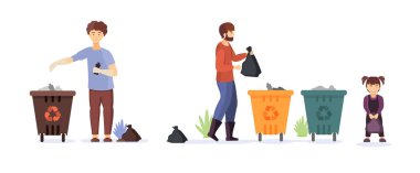 İnsanlar çöp topluyor, geri dönüşüm için plastik atıklar.