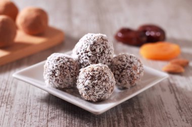 Masadaki tabakta el yapımı enerji topları. Ev yapımı sağlıklı tatlılar. Kavram: Sağlıklı yemek.