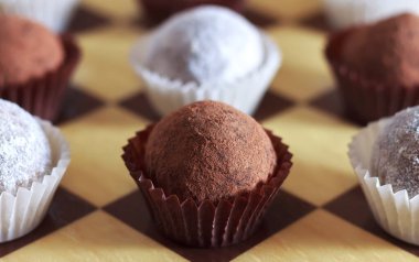 Satranç tahtasındaki enerji topları. Düzgün beslenme şekeri. Hurma, yulaf ezmesi, fıstık, hindistan cevizi.