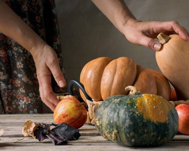 Dekoratif tasarım için ahşap arka planda balkabağı olan güzel bir köy hayatı. Şükran Günü kartpostalı. Sağlıklı yiyecek toplayın.