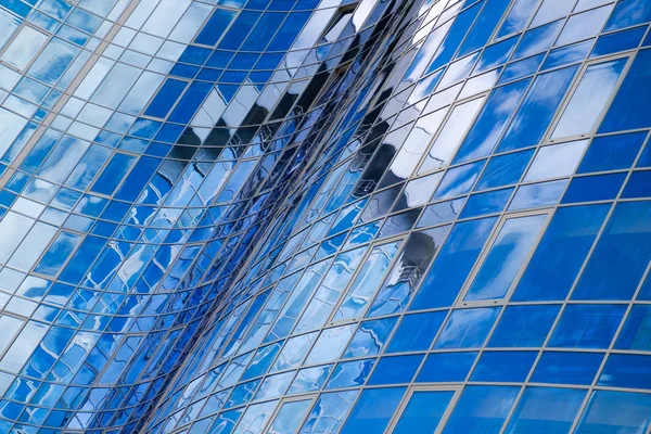 Gökyüzünde skycsraper windows yansıması
