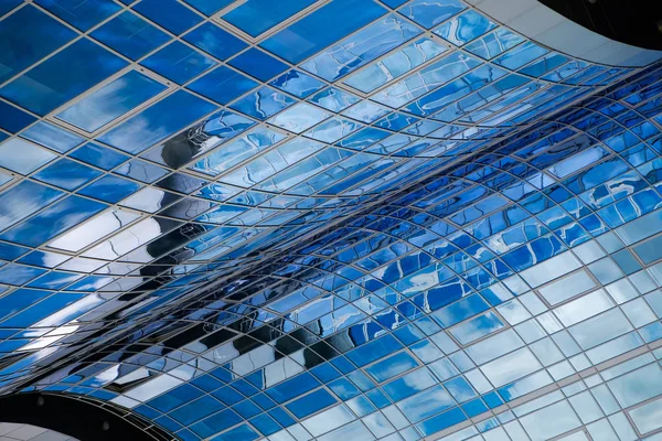 Gökyüzünde skycsraper windows yansıması