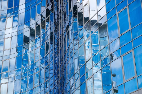 Gökyüzünde skycsraper windows yansıması