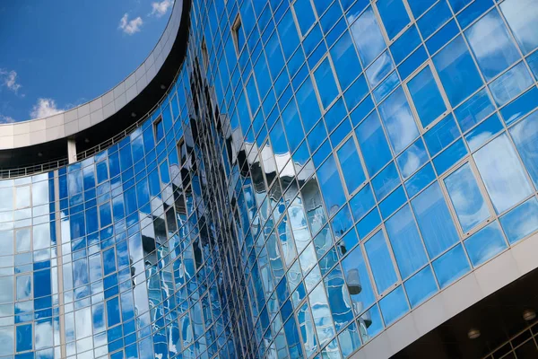 Gökyüzünde skycsraper windows yansıması