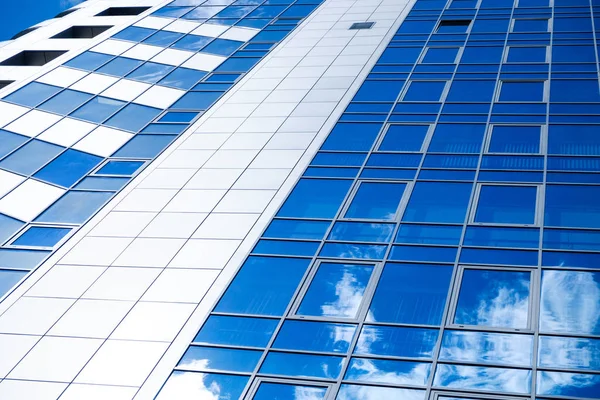 Gökyüzünde skycsraper windows yansıması