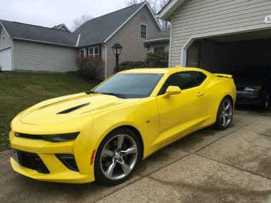 Banliyö ortamında sarı Camaro