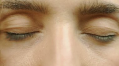 Kadının gözleri kameraya bir rüyadan uyanış kıza bakıyorsun kadın açar