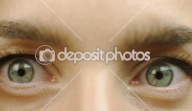 Kadının gözleri yanıp sönen, kadın kapanış çift göz düz fotoğraf makinesi arıyorum