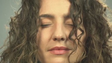 Kadın kapalı gözler ile meditasyon Close-up uyandırmak açar gözleri kamera bakıyor