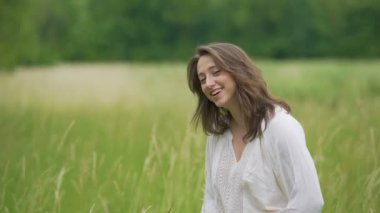 Gülüyor ve kamera buğday alanında arayan utangaç güzel esmer kadın