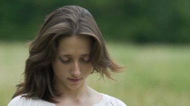 Esmer kadın kapalı gözlerle kafa yükseltir ve onun saç derin gevşeme taşır