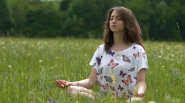 Lotus konsantrasyon oturup açık havada yaz aylarında yeşil çimenlerin üzerinde meditasyon erkek