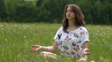Kadın meditasyon namaste açık havada, Tanrı'ya yavaş hareket yoga Şükran ile sona erer.