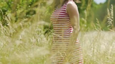 Kadın buğday alan yavaş hareket, sonbaharda, erkek uzun saç ayakta açık