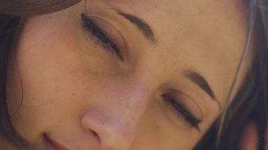 Güzel kadın yeşil close-up ağır çekim, kadın esmer duygusuz gözleri.