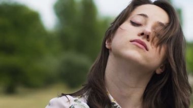 Erkek baş gözleri kapalı, ağrı kadın haklarından mahrum acı umudunu kaybetmek virajlı