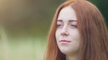 Kadın sadakatle Tanrı evren, nazik kadın için şükran hissi gözlerini kapatır