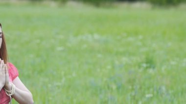 Genç kadın, açık havada, namaste poz derin konsantrasyon dua erkek meditasyon