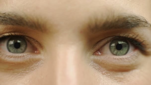 Mujer Mirando Cámara Cerrando Los Ojos Mirada Recta Los Ojos — Vídeo de stock